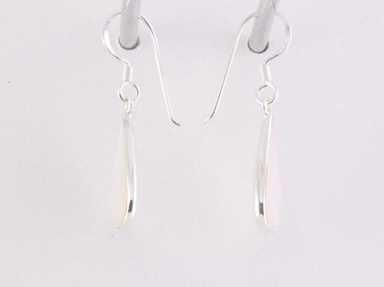 Druppelvormige zilveren oorbellen met parelmoer afbeelding 2