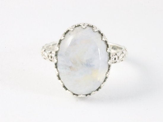 Bewerkte zilveren ring met regenboog maansteen afbeelding 4