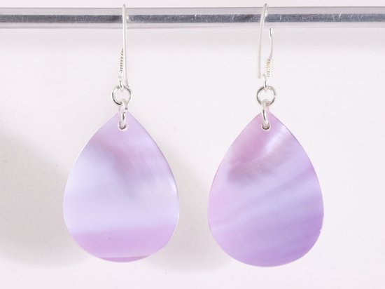Grote druppelvormige zilveren oorbellen met paarse parelmoer afbeelding 3