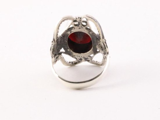 Opengewerkte zilveren ring met granaat afbeelding 4