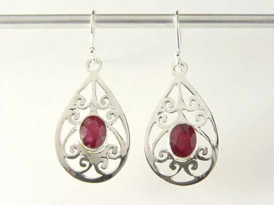 Opengewerkte zilveren oorbellen met robijn afbeelding 4