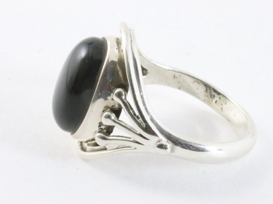 Bewerkte zilveren ring met onyx afbeelding 2
