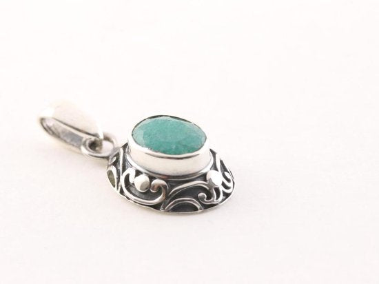 Fijne bewerkte zilveren hanger met smaragd aan ketting afbeelding 2