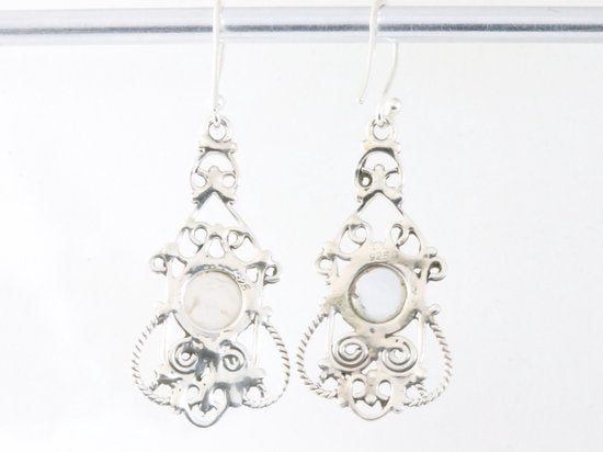 Lange opengewerkte zilveren oorbellen met parel afbeelding 3