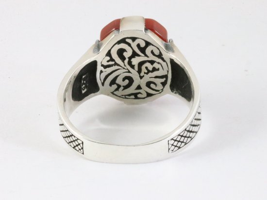 Zware bewerkte zilveren ring met carneool afbeelding 3