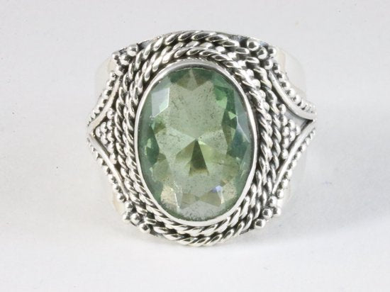 Bewerkte zilveren ring met groene amethist afbeelding 4