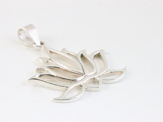 Opengewerkte zilveren lotus bloem hanger aan ketting afbeelding 2