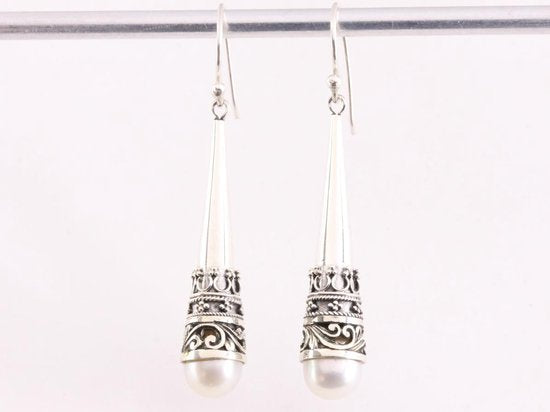 Traditioneel bewerkte lange zilveren pegel oorbellen met zoetwater parel afbeelding 4