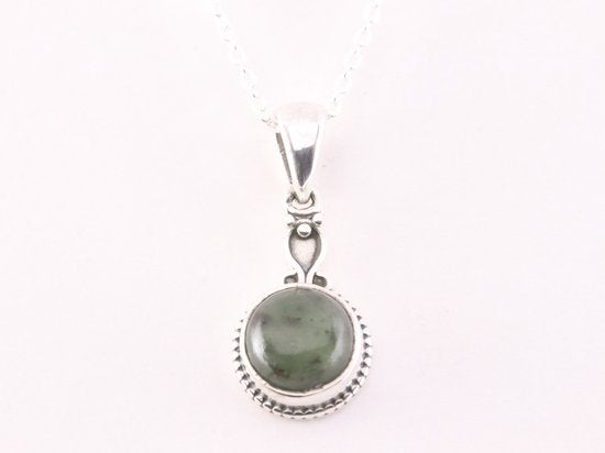 Fijne bewerkte zilveren hanger met jade aan ketting afbeelding 4