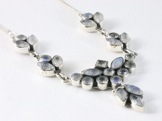 Zilveren collier met regenboog maansteen afbeelding 2