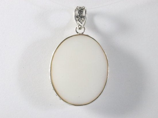 Ovale zilveren hanger met libelle op parelmoer afbeelding 3