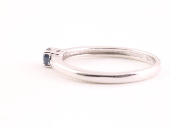 Fijne hoogglans zilveren ring met blauwe saffier afbeelding 2