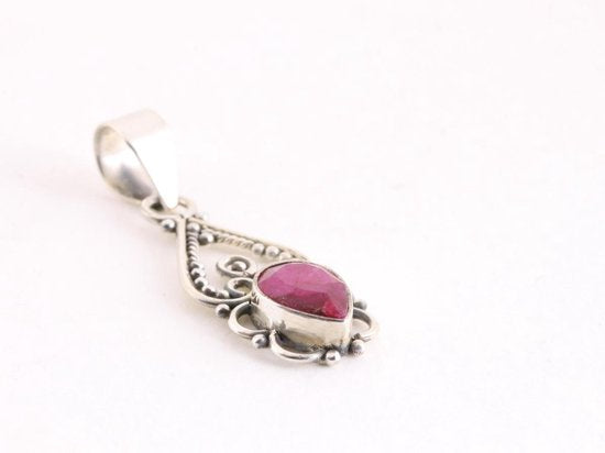 Fijne opengewerkte zilveren hanger met robijn aan ketting afbeelding 2