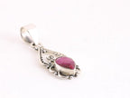 Fijne opengewerkte zilveren hanger met robijn aan ketting afbeelding 2