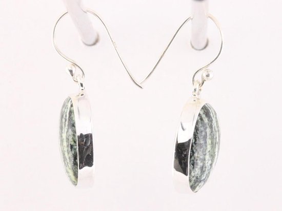 Ovale zilveren oorbellen met groene Zwitserse opaal afbeelding 2