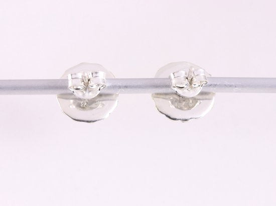 Fijne bewerkte zilveren oorstekers met onyx afbeelding 3