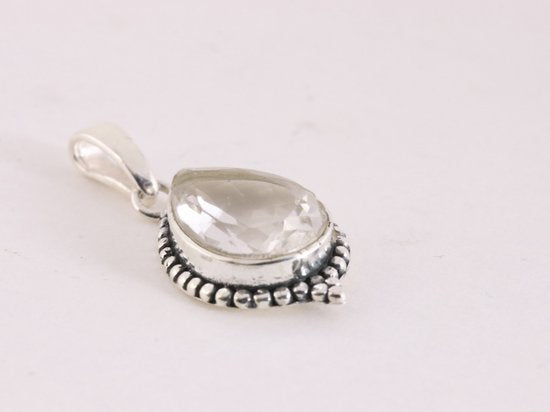 Fijne bewerkte zilveren hanger met bergkristal aan ketting afbeelding 2