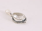 Fijne bewerkte zilveren hanger met bergkristal aan ketting afbeelding 2