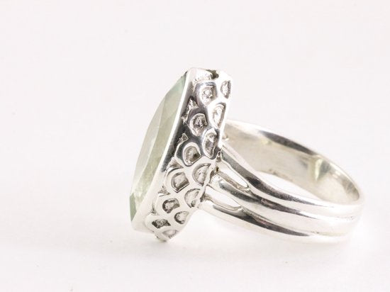 Bewerkte zilveren ring met groene amethist afbeelding 2