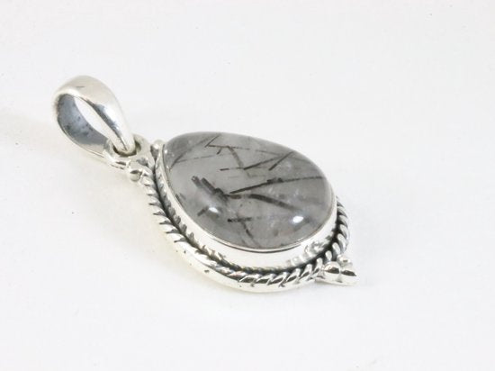 Bewerkte druppelvormige zilveren hanger met zwarte rutielkwarts aan ketting afbeelding 2