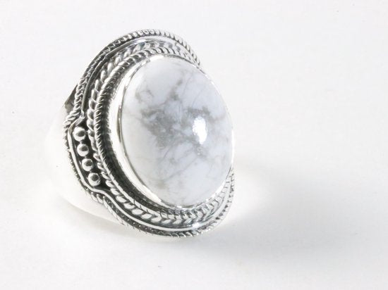 Bewerkte zilveren ring met howliet afbeelding 1