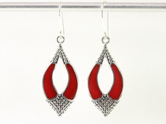Traditionele bewerkte zilveren oorbellen met rode koraal steen afbeelding 4
