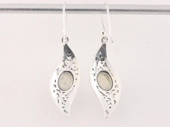 Bewerkte zilveren oorbellen met regenboog maansteen afbeelding 3