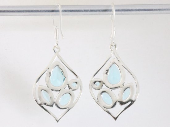 Opengewerkte zilveren oorbellen met blauwe topaas afbeelding 2