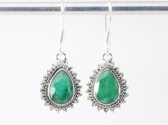 Fijne bewerkte zilveren oorbellen met smaragd afbeelding 3