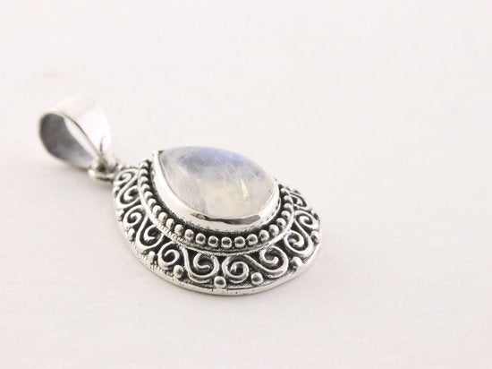 Bewerkte druppelvormige zilveren hanger met regenboog maansteen aan ketting afbeelding 2