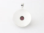 Ronde bewerkte zilveren hanger met granaat afbeelding 3