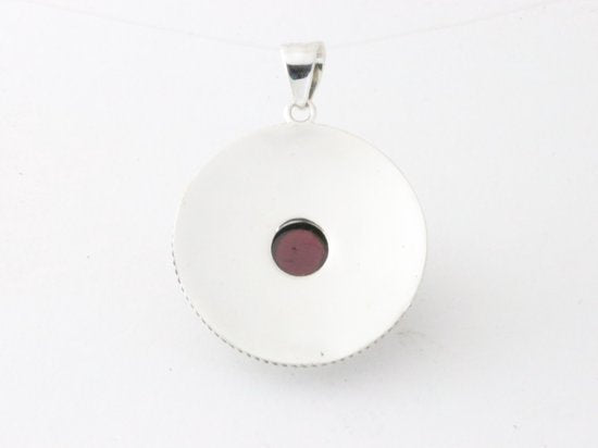 Ronde bewerkte zilveren hanger met granaat afbeelding 3