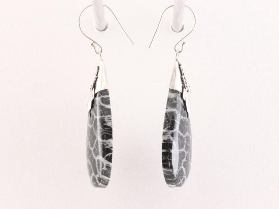 Zilveren oorbellen met zwarte fossiel koraal afbeelding 2