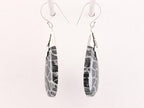 Zilveren oorbellen met zwarte fossiel koraal afbeelding 2