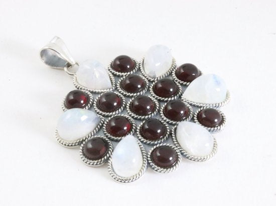 Traditionele bewerkte zilveren hanger met regenboog maansteen en granaat afbeelding 2