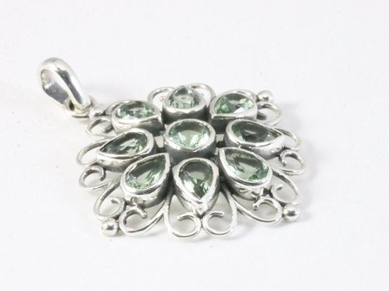 Opengewerkte zilveren hanger met groene amethist afbeelding 2