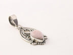 Fijne opengewerkte zilveren hanger met roze opaal aan ketting afbeelding 2