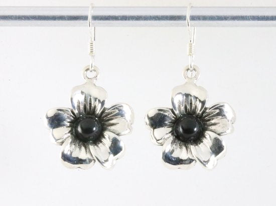 Bloemvormige zilveren oorbellen met onyx afbeelding 3