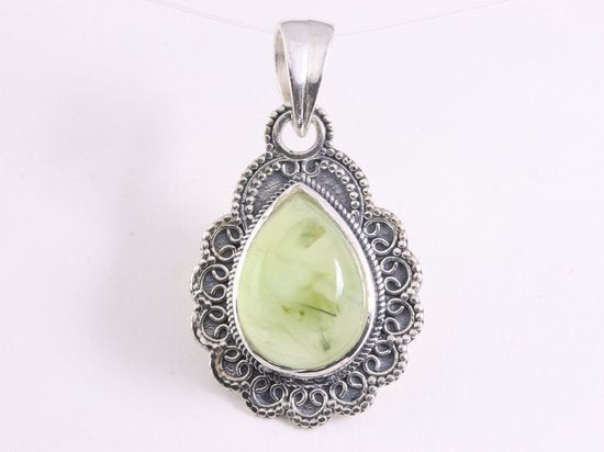 Bewerkte zilveren hanger met prehniet afbeelding 1