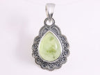 Bewerkte zilveren hanger met prehniet afbeelding 1