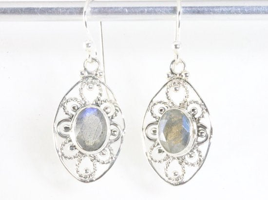 Opengewerkte zilveren oorbellen met labradoriet afbeelding 4