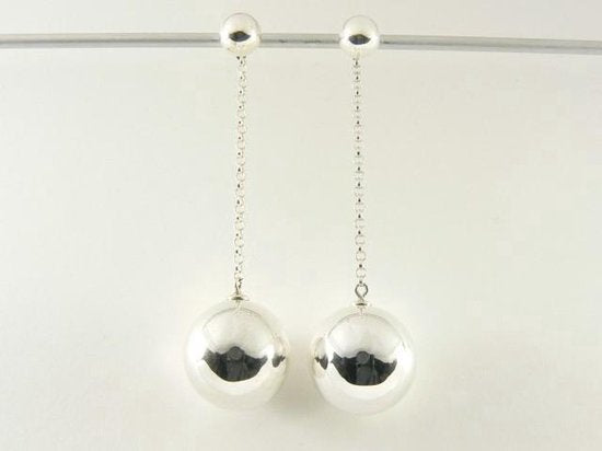 Lange zilveren oorstekers met hoogglans bollen afbeelding 3