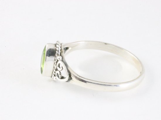 Fijne bewerkte zilveren ring met peridoot afbeelding 2