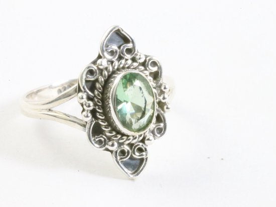 Fijne bewerkte zilveren ring met groene amethist afbeelding 1