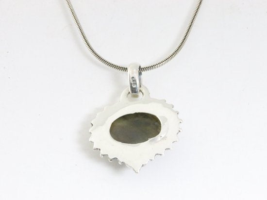 Bewerkte zilveren hanger met labradoriet aan ketting afbeelding 3