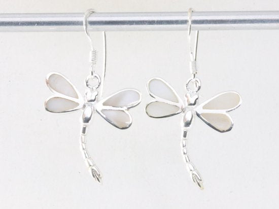 Zilveren libelle oorbellen met parelmoer afbeelding 3