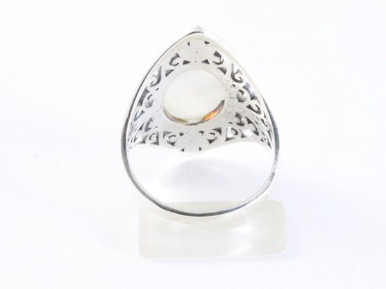 Opengewerkte zilveren ring met regenboog maansteen afbeelding 3