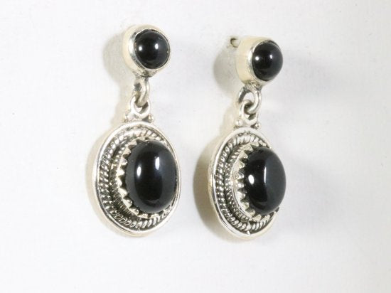 Bewerkte zilveren oorstekers met onyx afbeelding 2