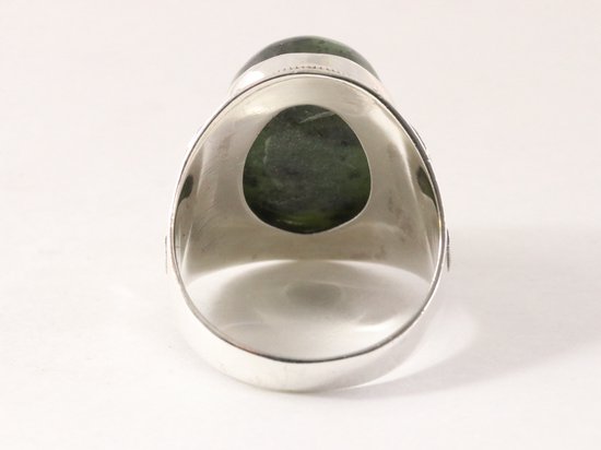 Bewerkte zilveren ring met jade afbeelding 3