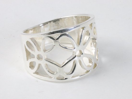 Brede opengewerkte zilveren ring met bloemen motief afbeelding 1